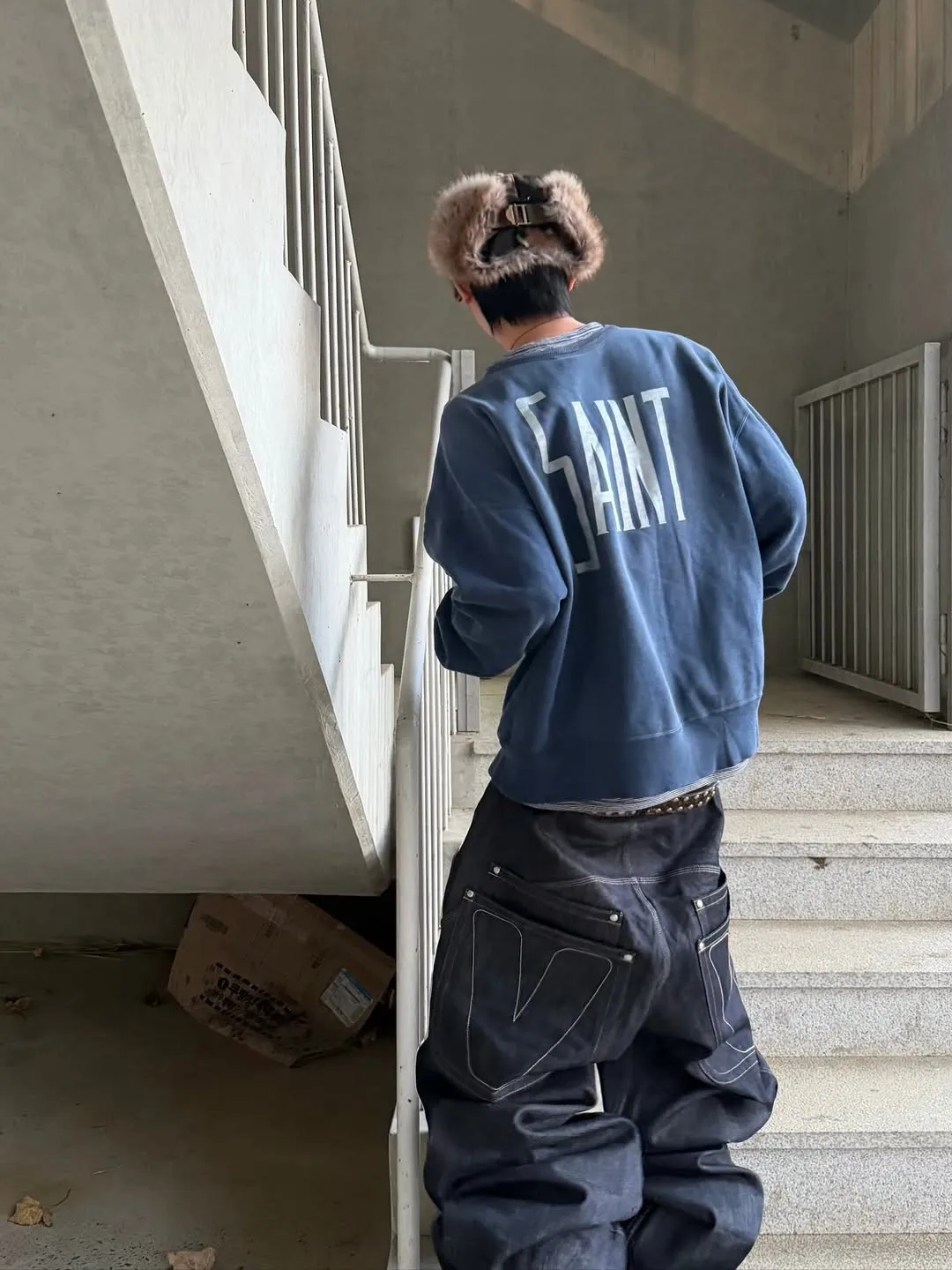 SAINT M×××××× Disney FANTASIA DNF_CREW N SWEAT/FANTSIA Mickey distressed sweatshirt, washed blue S-XL Assute dyed ready-made clothing, oxidation and fading, multiple washes to make the old wormhole damage treatment, simulated sun fading treatment, natural fading, customized Disney cooperation wash mark, correct main mark